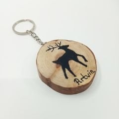 El Yapımı Geyik Desenli Ahşap Anahtarlık