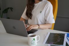 BİSİKLET YAKA GENİŞ KALIP BEYAZ TİŞÖRT