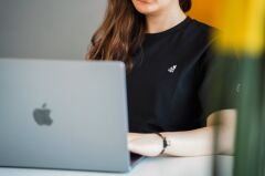 BİSİKLET YAKA GENİŞ KALIP SİYAH TİŞÖRT